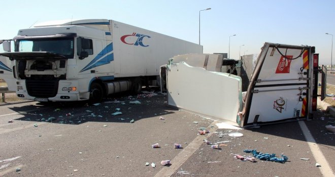 Tıra Çarpan Ayran Yüklü Kamyon Devrildi: 2 Yaralı