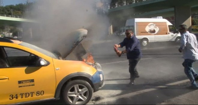 (Özel) Aniden Alev Alan Ticari Taksiyi Söndürmek İçin Vatandaşlar Seferber Oldu