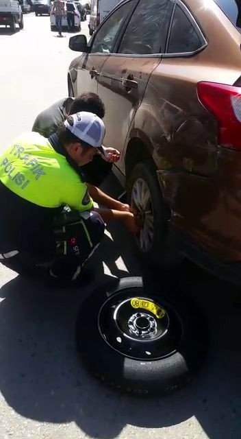 Lastiği Patlayan Sürücünün İmdadına Trafik Polisi Yetişti