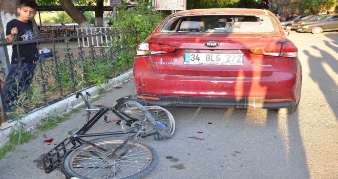 Bisiklet, Park Halindeki Otomobile Çarptı: 2 Yaralı