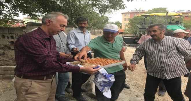 Başkan Öztürkten Asfalt Ekiplerine Tatlı