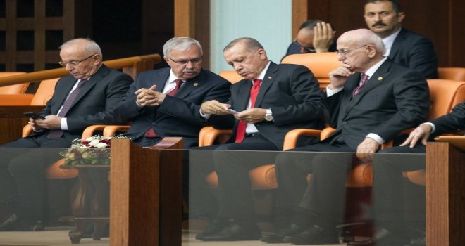 Cumhurbaşkanı Recep Tayyip Erdoğan, Tbmm Genel Kurul Salonundan Alkışlar Eşliğinde Ayrıldı.