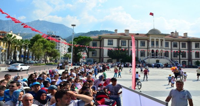 Bedava Dondurma Kuyruğu Metrelerce Uzadı