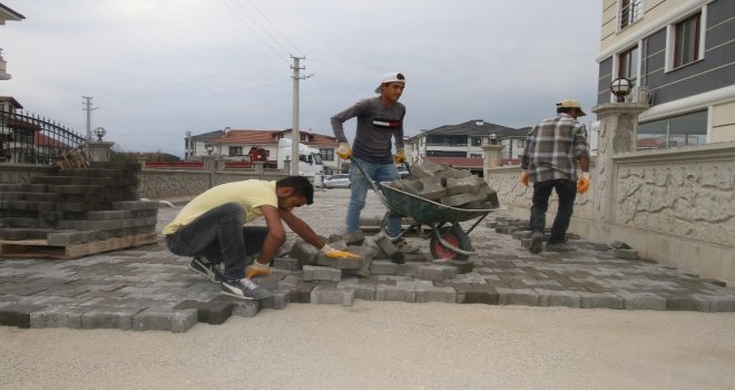 Akyazıda Parke Örülmesi İşlemleri Devam Ediyor