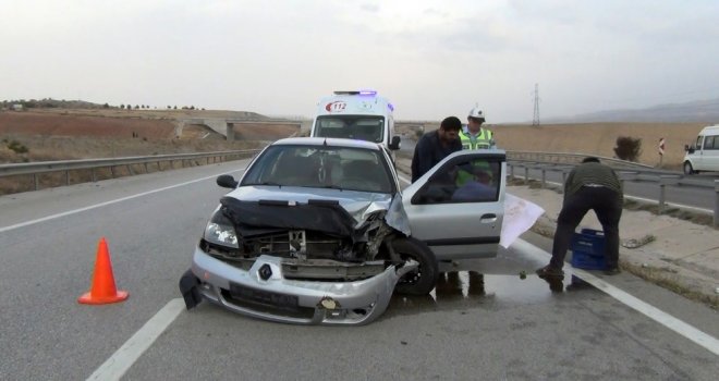 Otomobil Bariyerlere Çarptı: Anne Ve 2 Çocuğu Yaralandı
