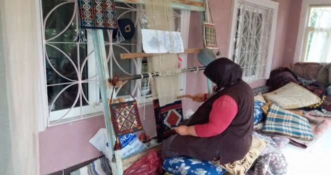Günyüzünün Meşhur Zili Kilim Motiflerini Çantalara Dokuyor