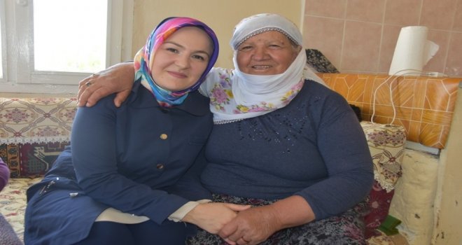 Bayan Çolakbayrakdar İlçedeki Yaşlıları Ziyaret Ediyor