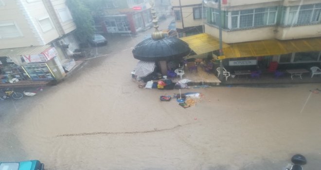 Sandıklıda Sağanak Yağış Pazar Yerini Sular Altında Bıraktı