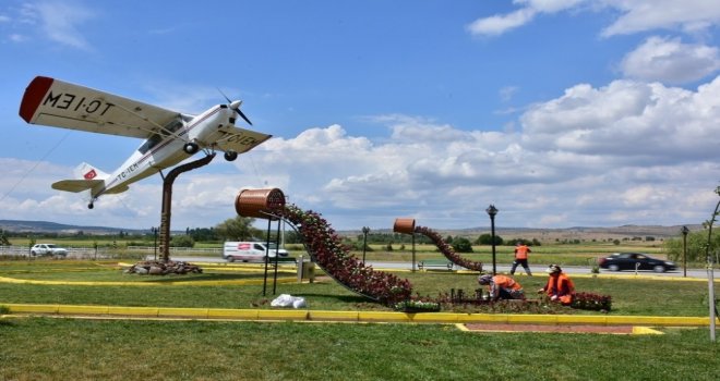 15 Temmuz Demokrasi Ve Şehitler Parkı Çiçek Şelalesi İle Süsledi
