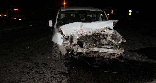 Hafif Ticari Araçla Otomobil Çarpıştı: 8 Yaralı