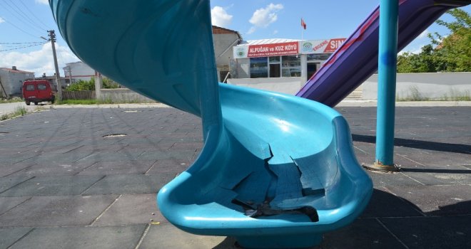 Parklardaki Oyun Gruplarını Tahrip Ettiler