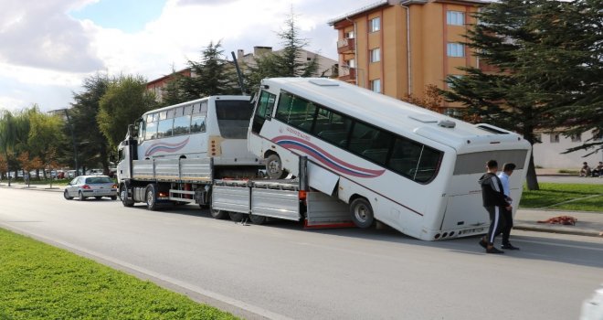 Tırdan Düşen Otobüs Şaha Kalktı