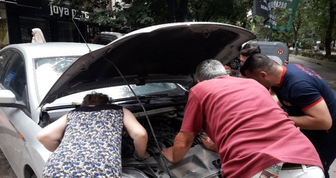 (Özel) Otomobilin Motor Kısmına Giren Kedi Herkesi Seferber Etti