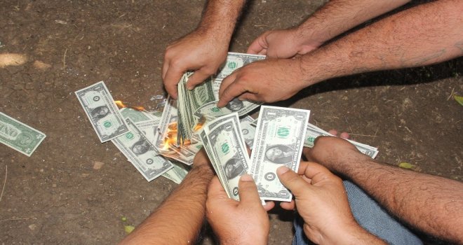 Adanalılar İphonu Boykot Etti, Dolar Yaktı