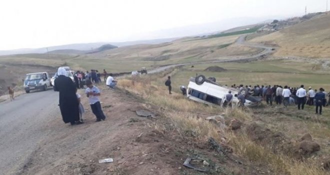 Ağrıda Kaçak Göçmenleri Taşıyan Minibüs Şarampole Devrildi: 21 Yaralı