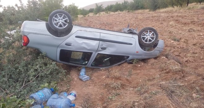 Mıcır Yüzünden Araç Takla Attı: 2 Yaralı