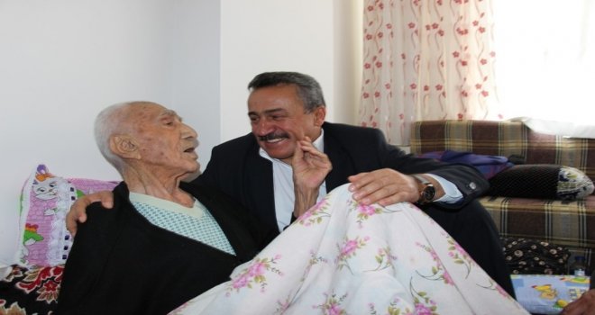 Başkan Tutal Yaşlı Ve Hastaları Ziyaret Etti