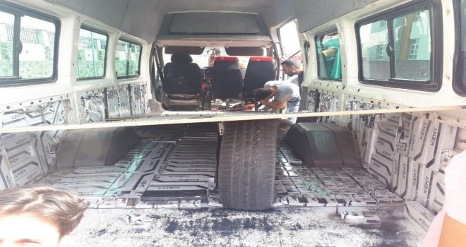 Ercişte 2 Ayrı Minibüste 15 Bin 146 Paket Kaçak Sigara Ele Geçirildi