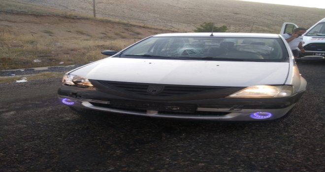 Lastiği Patlayan Otomobil Kaza Yaptı: 4 Yaralı