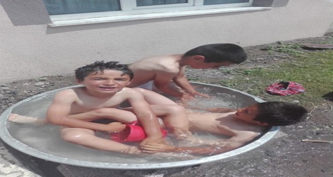 Sıcaktan Bunalan Çocuklar Leğende Serinledi
