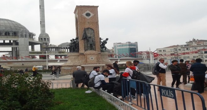 Üniversiteli Gençler Önce Kan Verdi, Ardından Çöp Topladı