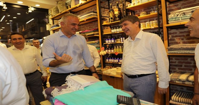 Bakan Ersoy Siftah Yapalım Deyip Turizm Esnafından Havlu Ve Keçi Sütünden Yapılmış Sabun Aldı.