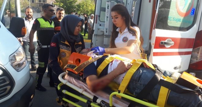 Motosiklet İle Otomobil Çarptı: 2 Yaralı