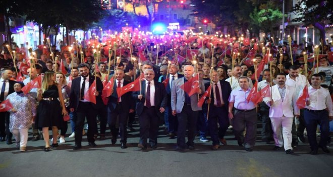 Manisada Zafer Bayramı Coşkusu Fener Alayı İle Katlandı