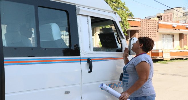 Mahallenin Fahri Trafik Polisi Ayşe Kaya Sokak Kedilerini Böyle Koruyor