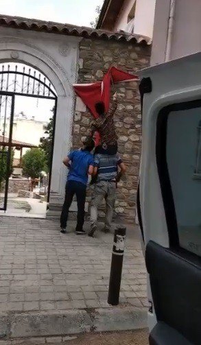 Polislerin Bayrak Hassasiyeti Yüreklere Dokundu