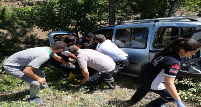 Traktör Hafif Ticari Araca Çarptı: 1 Yaralı