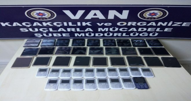 Vanda 62 Adet Kaçak Cep Telefonu Ele Geçirildi