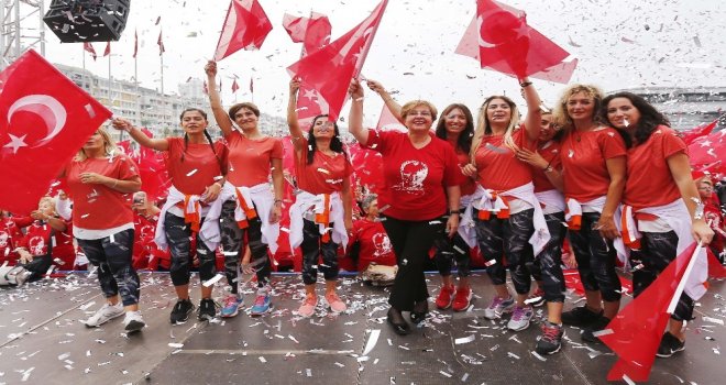 Binlerce Kadın Cumhuriyeti Dans Ederek Kutladı
