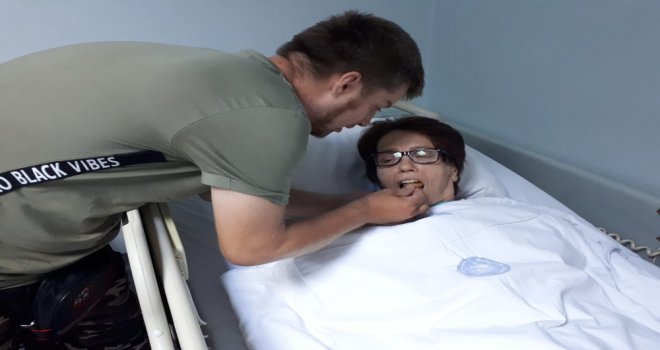 Vefalı Gencin Felç Geçiren Annesinin Tedavisine Başlandı