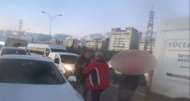(Özel Haber) İstanbulda Trafikte Tekme, Yumruk Ve Bıçaklı Kavga