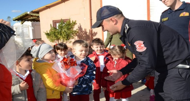 Miniklerden İtfaiyecilere Hediye Bayrak