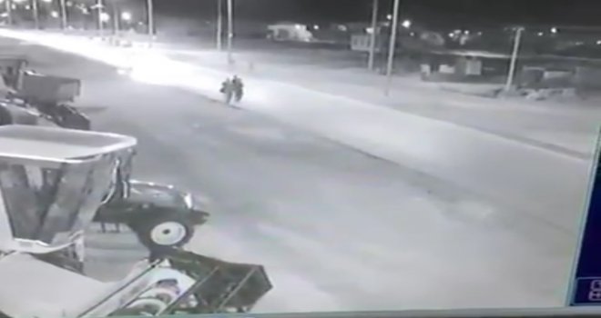 Otomobil Yolda Yürüyen 4 Kişiye Çarptı