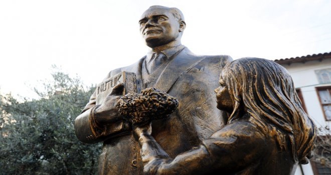 Tirilye Atatürk Parkına Yakışır Atatürk Heykeli