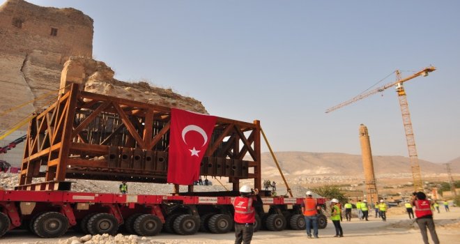 Hasankeyfte Tarihi Kale Kapısı Bölünerek Taşındı