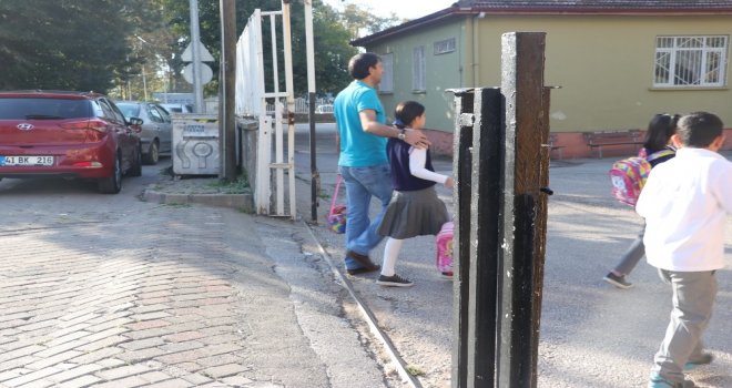 Üzerine Demir Kapı Devrilen Küçük Çocuk, Yaşam Savaşını Kaybetti