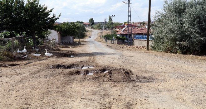 Köylüler Yollarının Yapılmasını Bekliyor