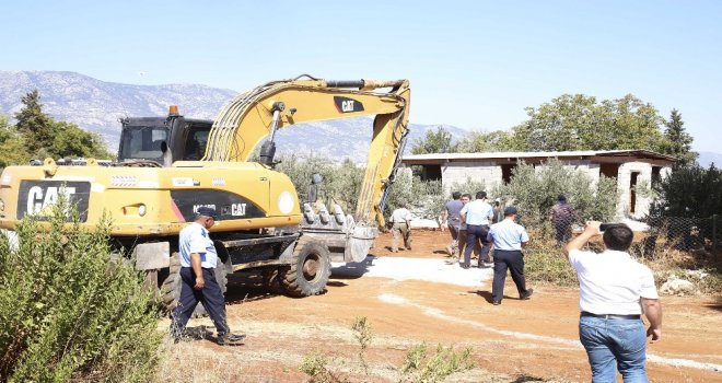 Döşemealtında Mera Arazisindeki Yapılar Yıkıldı