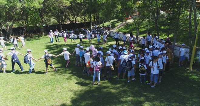 Çocuklar Yaz Kampıyla Eğleniyor