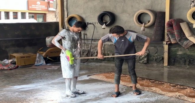 Hava Sıcakları Artınca Oto Yıkamacı Adam Yıkamacıya Döndü