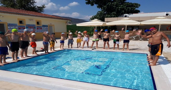 Kemalpaşada Bilgi Evi Öğrencilerinin Havuz Keyfi