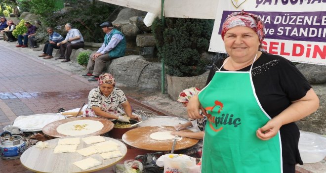 (Özel) Ev Hanımları, Gözleme Satarak Futbol Takımına Destek Sağlıyor
