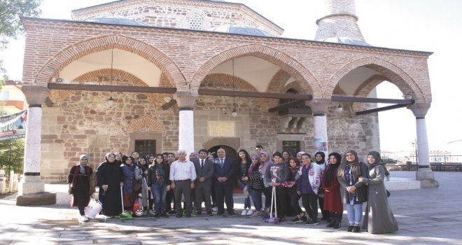 Kız Öğrenciler Tarihi Camiyi Temizledi