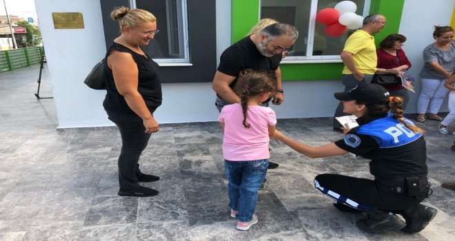 Polislerden Yeni Eğitim Ve Öğretime Başlayan Öğrencilere Hediye