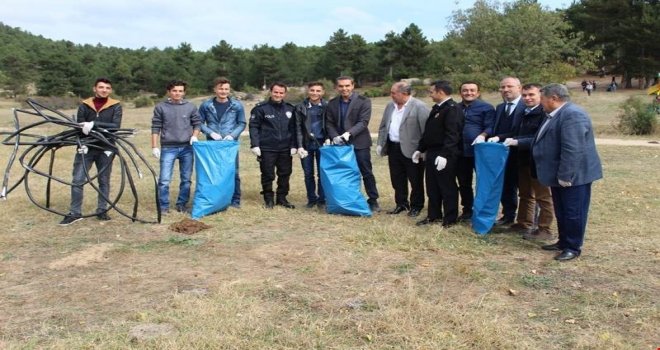 200 Öğrenci Çevre Şenliğinde Mesire Alanını Temizledi