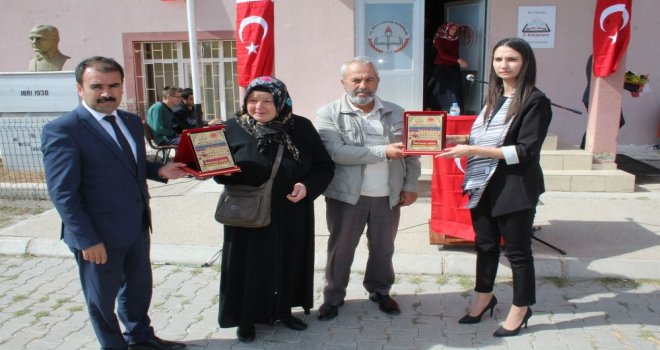 Kadın Kaymakam Şehit Annesinin Elini Bırakmadı